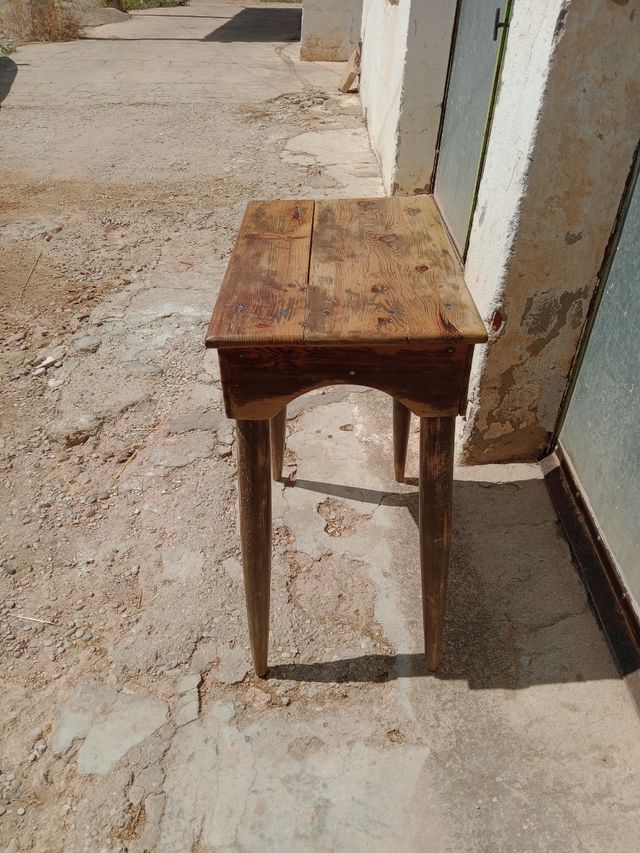 Mesa muy antigua de madera