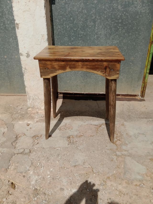 Mesa muy antigua de madera