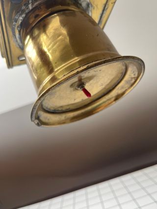 Antiguo farol ferroviario (dorado)