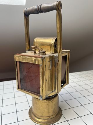 Antiguo farol ferroviario (dorado)