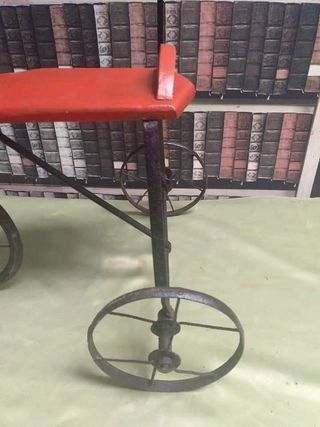 Antiguo triciclo restaurado 