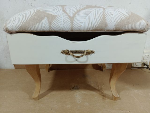 Cajon convertido en asiento-guardatodo