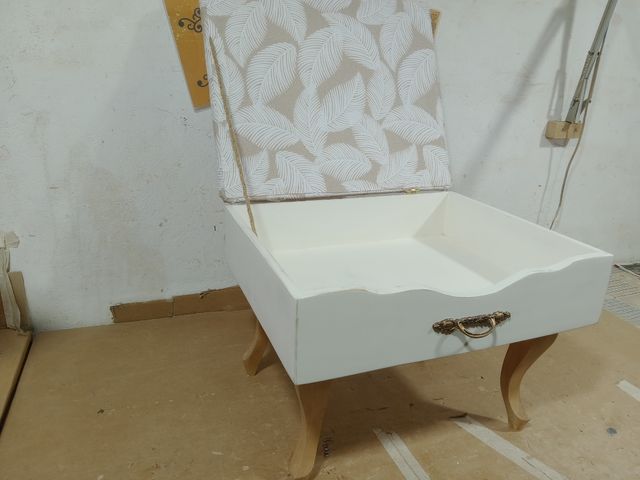 Cajon convertido en asiento-guardatodo