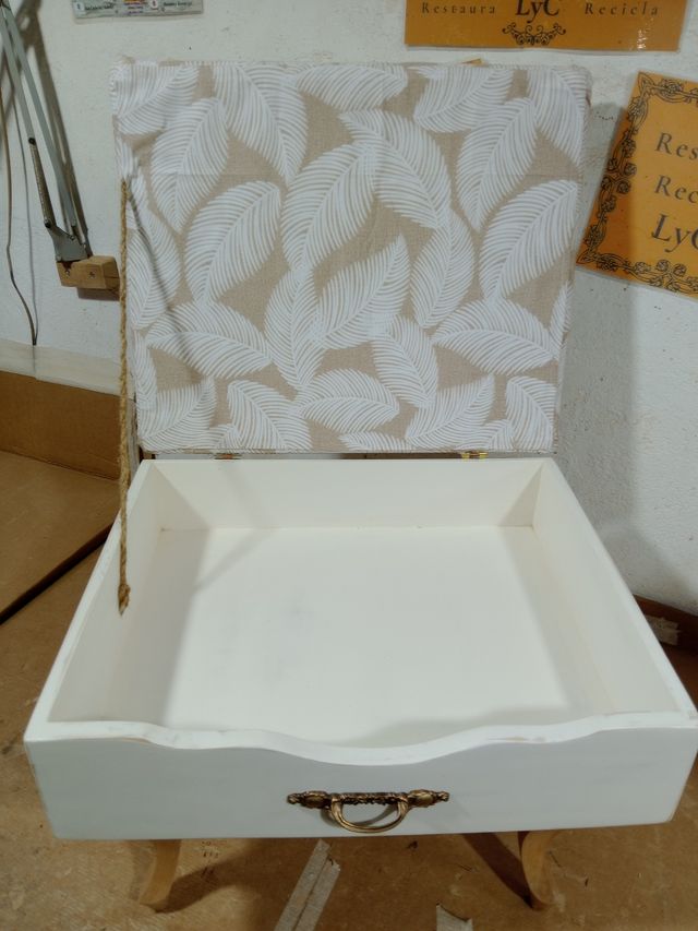 Cajon convertido en asiento-guardatodo