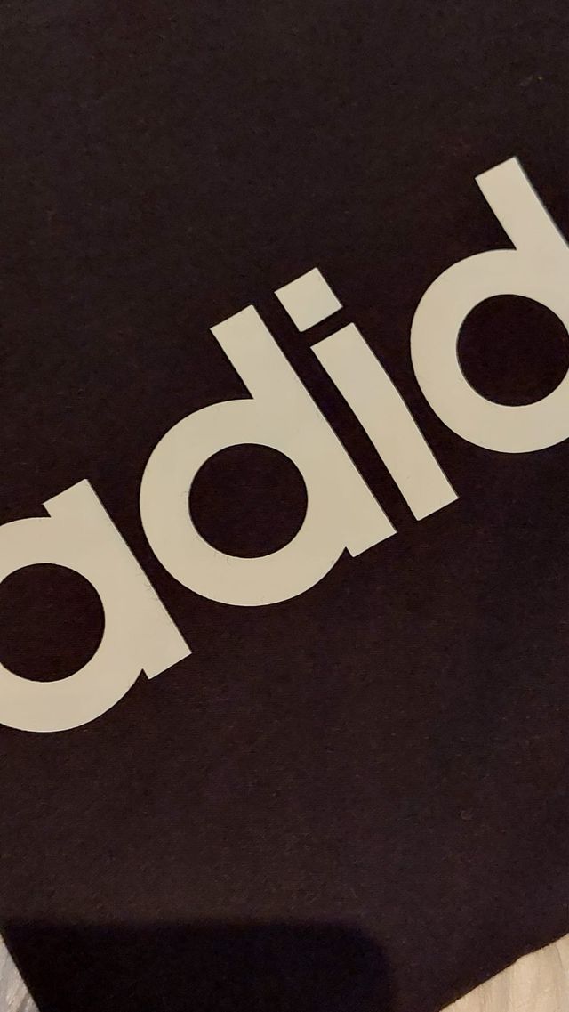 Camiseta de deporte ADIDAS.