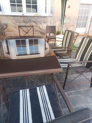 Mesa y sillas de terraza.