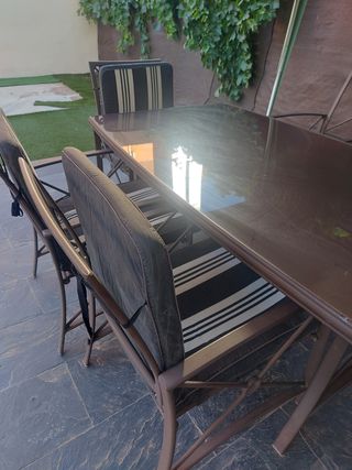 Mesa y sillas de terraza.