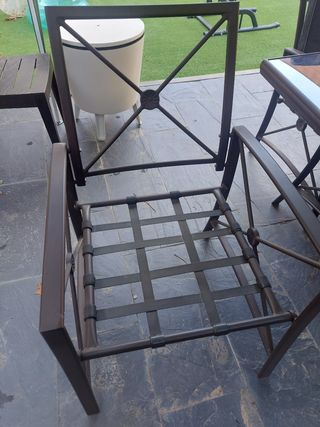 Mesa y sillas de terraza.