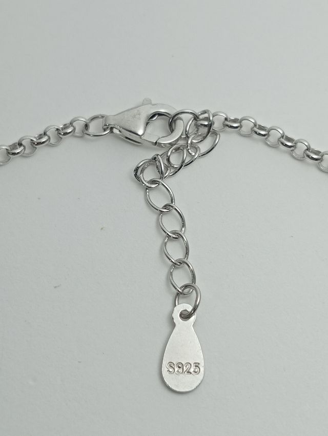 Monísima pulsera nudo de bruja plata .