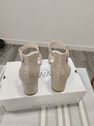 Sandalias doradas de tacón