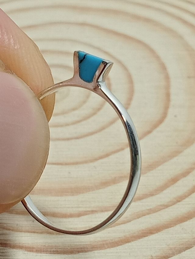 Guapo anillo de turquesa plata de ley.