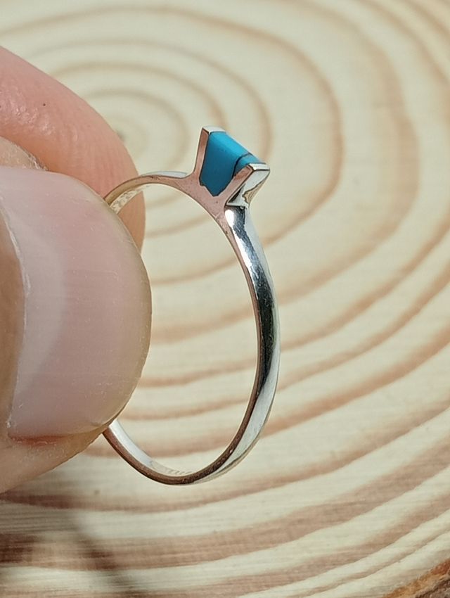 Guapo anillo de turquesa plata de ley.