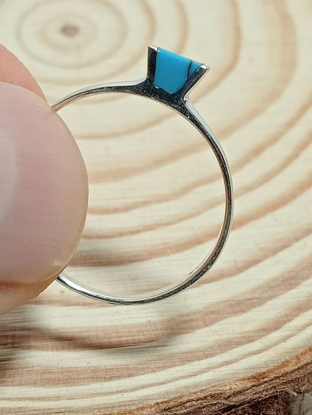 Guapo anillo de turquesa plata de ley.