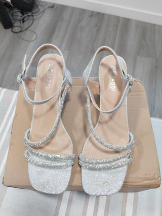 Sandalias plateadas de tacón
