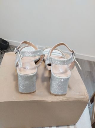 Sandalias plateadas de tacón