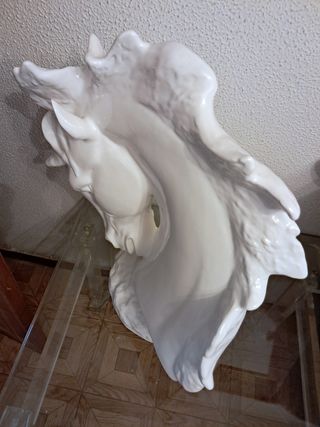 Escultura de cabeza de caballo