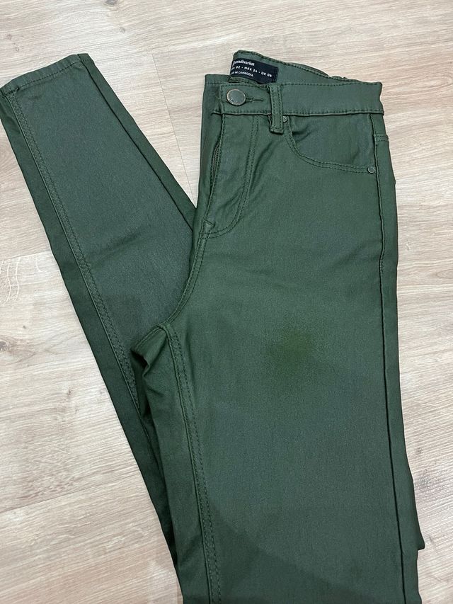 Pantalón cuero verde Stradivarius