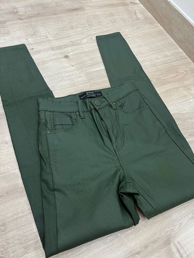 Pantalón cuero verde Stradivarius