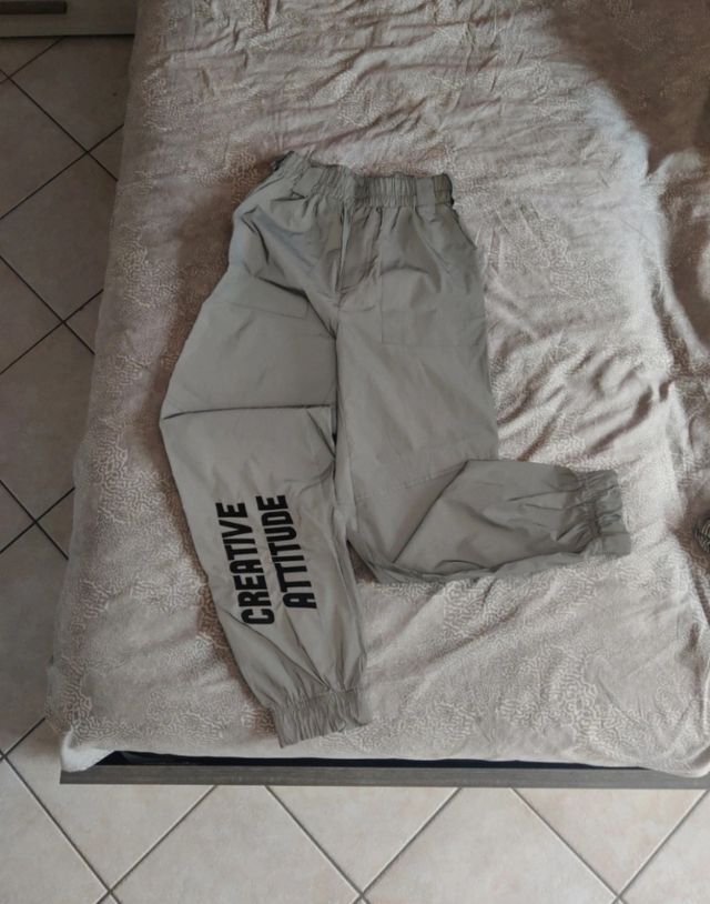 pantaloni grigi