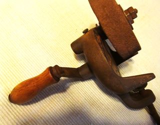 ANTIGUO ESMERIL, AMOLADORA MANUAL DE MESA GERMANY