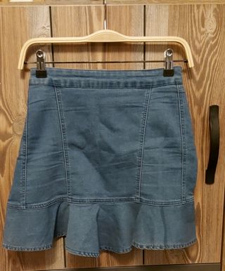 Minifalda vaquera con volante. Elástica 