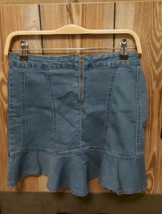 Minifalda vaquera con volante. Elástica 