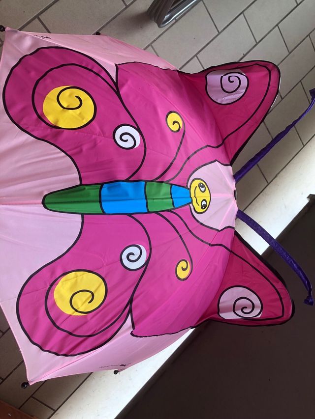 Ombrellino da bambina a farfalla