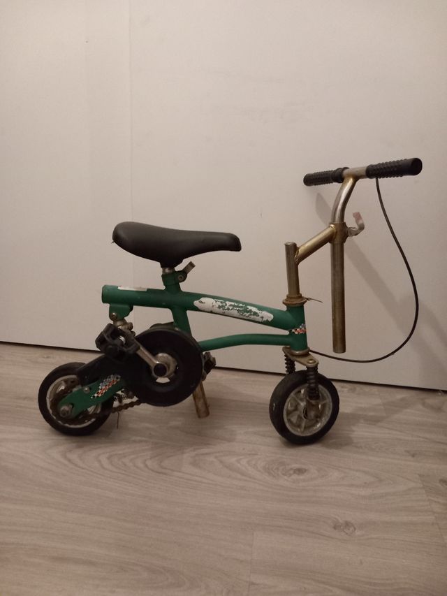 Bicicleta antigua pequeña