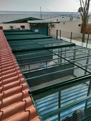 Se hacen trabajos de soldadura