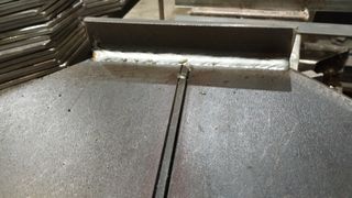 Se hacen trabajos de soldadura