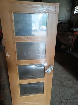 Puerta de madera para interiores 