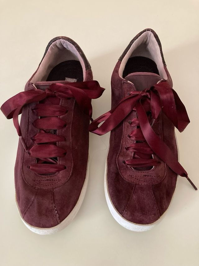 Zapatillas burdeos lazo Massimo Dutti.