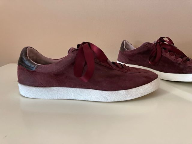 Zapatillas burdeos lazo Massimo Dutti.