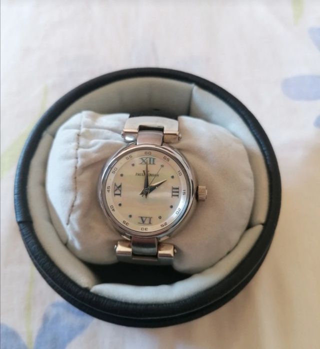 Reloj de pulsera sin estrenar en  caja original.