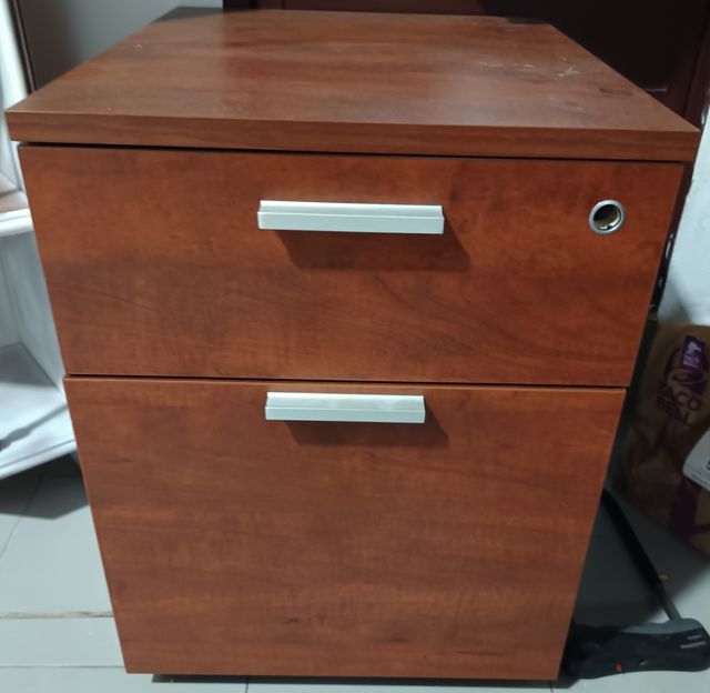 Mesa de oficina con cerradura y ruedas