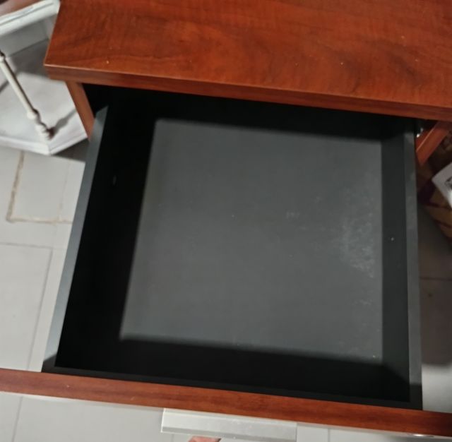 Mesa de oficina con cerradura y ruedas