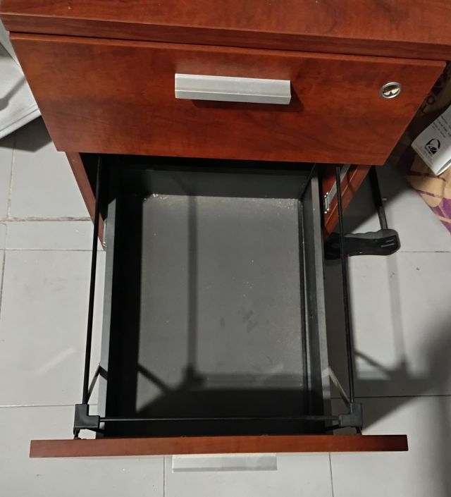 Mesa de oficina con cerradura y ruedas