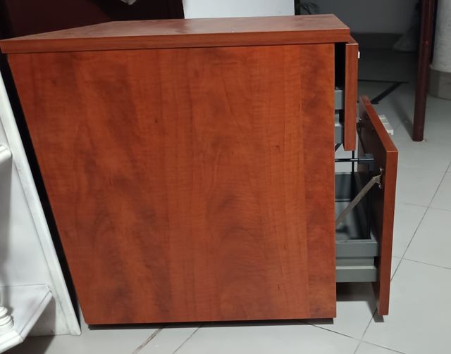 Mesa de oficina con cerradura y ruedas