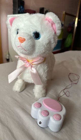 Gato de peluche que camina