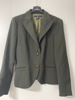 Chaqueta verde con coderas de Zara