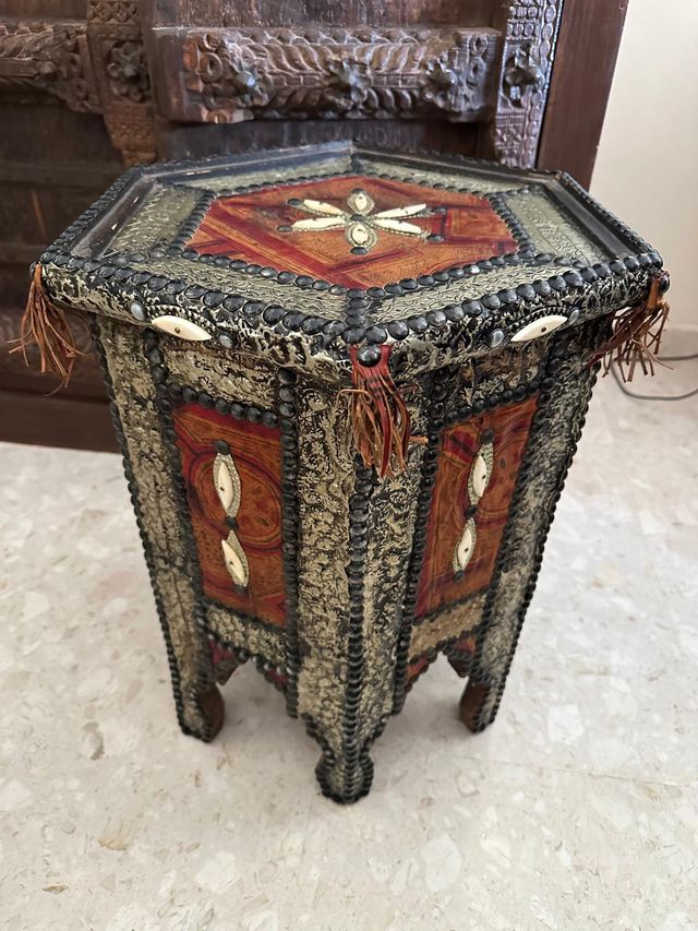 Mesa marroquí de alpaca y hueso