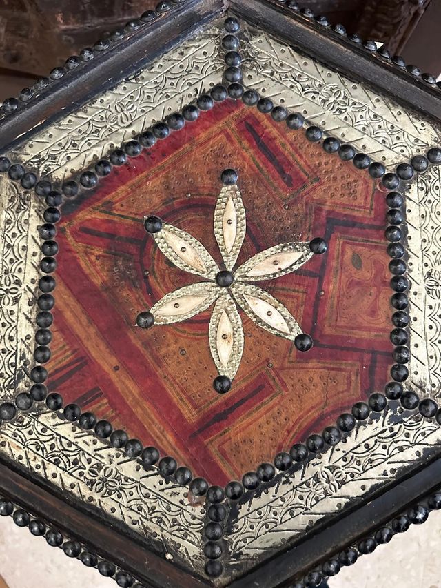 Mesa marroquí de alpaca y hueso