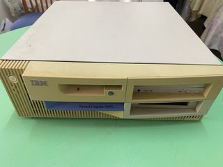 Ordenador IBM antiguo para coleccionismo