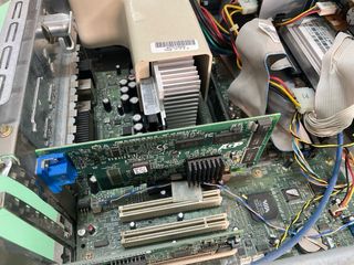 Ordenador IBM antiguo para coleccionismo