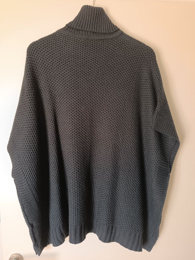 Poncho Stradivarius talla M