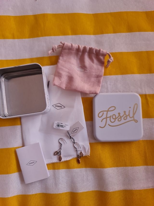 PENDIENTES FOSSIL CON ETIQUETA