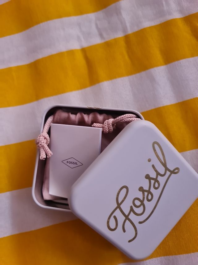 PENDIENTES FOSSIL CON ETIQUETA