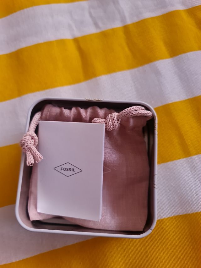 PENDIENTES FOSSIL CON ETIQUETA