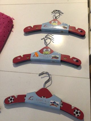 Tres paquetes de tres perchas infantiles.