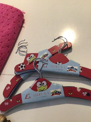 Tres paquetes de tres perchas infantiles.